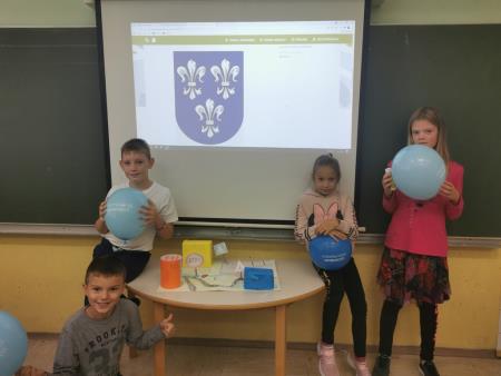 učenci 3. b so po skupinah izdelovali maketo šole (MŠ Primož Trubar) 3